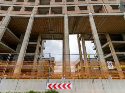 Questa �onda� accentua l�effetto del grande porticato centrale: la facciata sembra aprirsi e piegarsi per far spazio alle enormi colonne cilindriche sottostanti